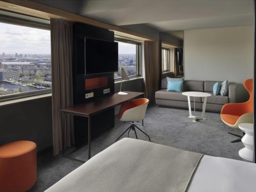 Suite Junior del hotel Mövenpick Amsterdam City Centre. Foto 2