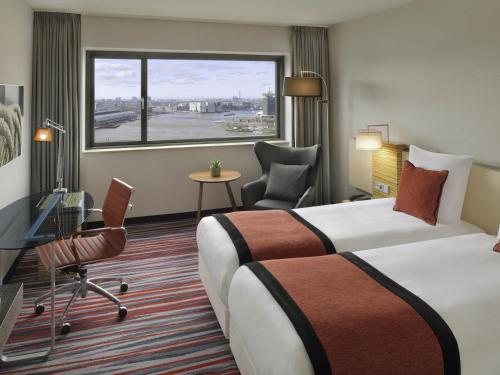 Habitación Doble Clásica con 2 camas individuales y vistas del hotel Mövenpick Amsterdam City Centre. Foto 1