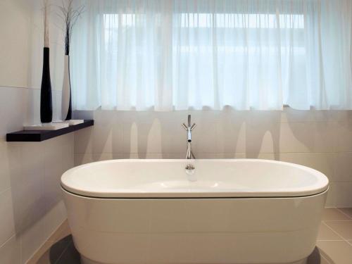 Suite Ambassador del hotel Mövenpick Amsterdam City Centre. Foto 1