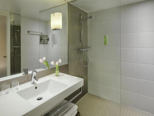 Habitación Executive con cama extragrande del hotel Mövenpick Amsterdam City Centre. Foto 1
