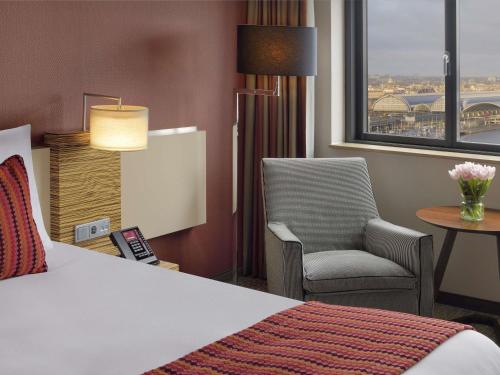 Habitación Executive con cama extragrande del hotel Mövenpick Amsterdam City Centre. Foto 2