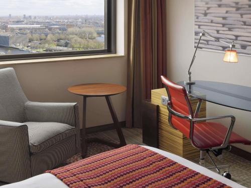 Habitación Executive con cama extragrande del hotel Mövenpick Amsterdam City Centre. Foto 5
