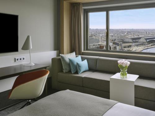 Habitación Doble Superior con cama grande y vistas del hotel Mövenpick Amsterdam City Centre. Foto 11