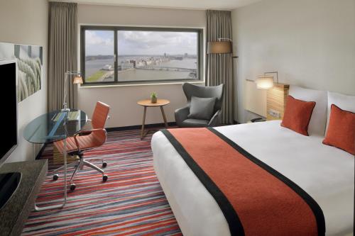 Habitación Clásica con cama extragrande del hotel Mövenpick Amsterdam City Centre. Foto 5