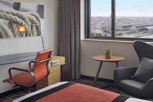 Habitación Doble Clásica con 2 camas individuales y vistas del hotel Mövenpick Amsterdam City Centre. Foto 6