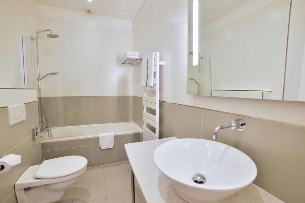 Habitación Superior con 1 cama doble del hotel Hôtel Mercure Bayonne Centre Le Grand Hotel. Foto 32
