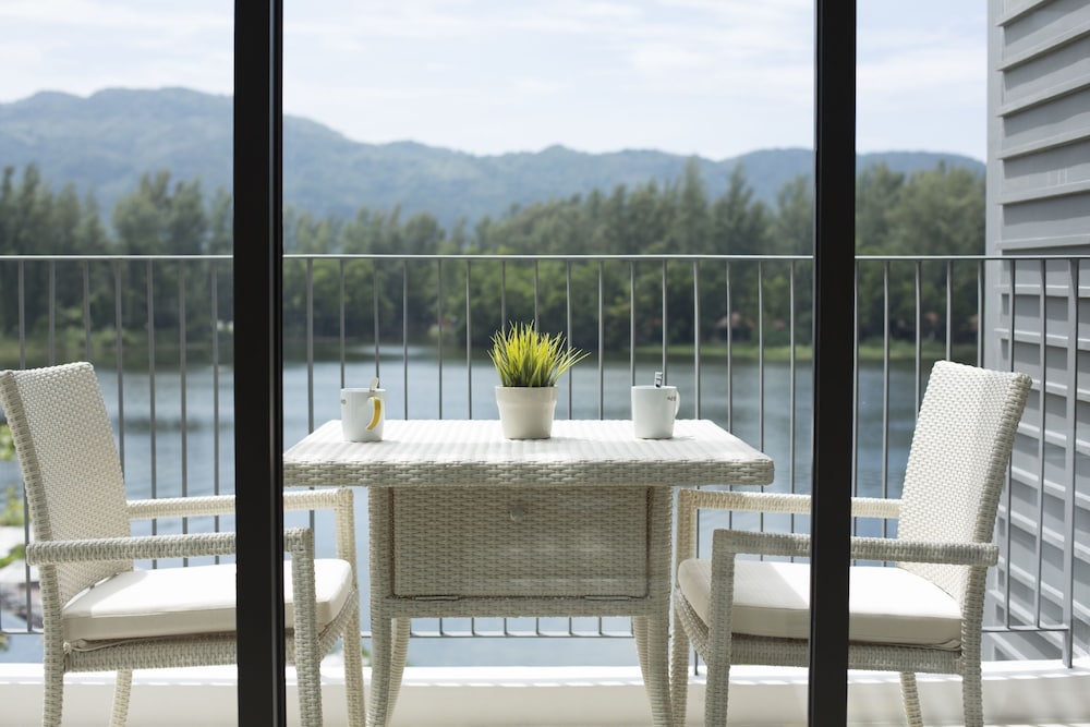 Suite de 2 habitaciones con vistas al agua del hotel Cassia Phuket. Foto 6