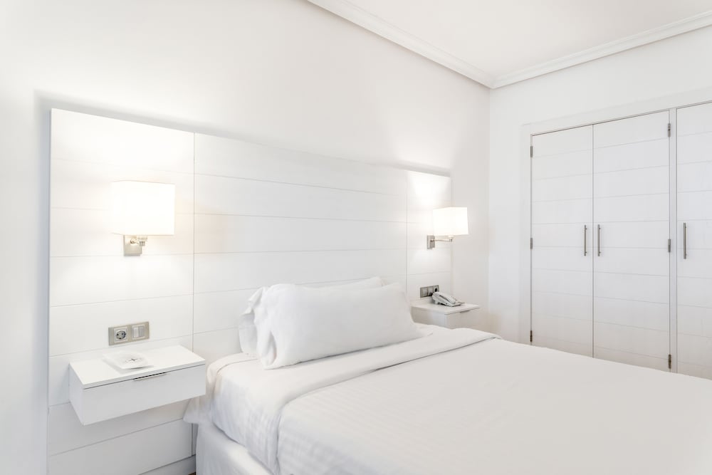 Habitación estándar doble de uso individual del hotel Landmar Costa los Gigantes Family Resort. Foto 1