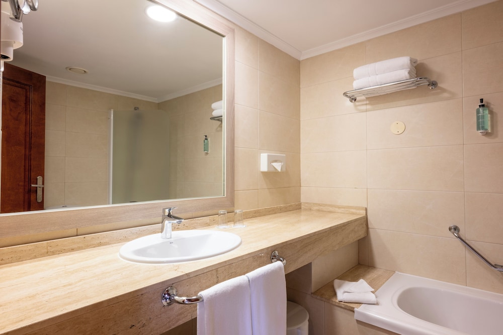 Habitación estándar doble de uso individual del hotel Landmar Costa los Gigantes Family Resort. Foto 4