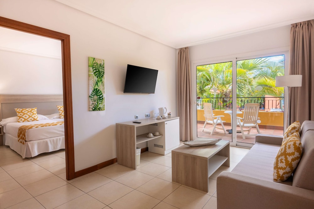 Suite del hotel Landmar Costa los Gigantes Family Resort