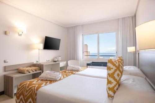 Habitación doble Vista Mar Balcón o Terraza Familiar Confort 3 camas individuales Pet Friendly del hotel Landmar Costa los Gigantes Family Resort. Foto 5