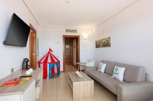 Habitación doble Vista Mar Balcón o Terraza Familiar Confort Pet Friendly del hotel Landmar Costa los Gigantes Family Resort. Foto 4