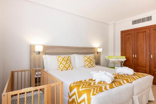 Habitación doble Vista Mar Balcón o Terraza Familiar Confort Pet Friendly 2 Camas individuales 2 sofás camas del hotel Landmar Costa los Gigantes Family Resort. Foto 2