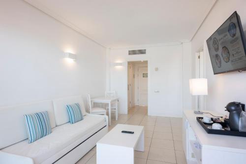 Suite con vistas al mar del hotel Landmar Costa los Gigantes Family Resort