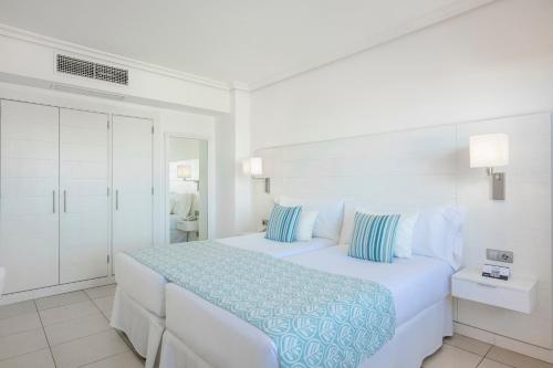 Suite Vista Mar Balcón o Terraza Sofá Cama incluido 2 Camas individuales del hotel Landmar Costa los Gigantes Family Resort. Foto 1