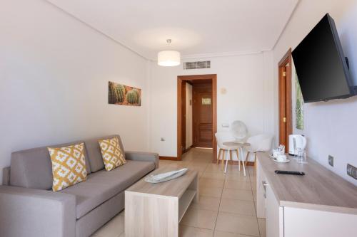 Suite con vistas al jardín del hotel Landmar Costa los Gigantes Family Resort. Foto 4