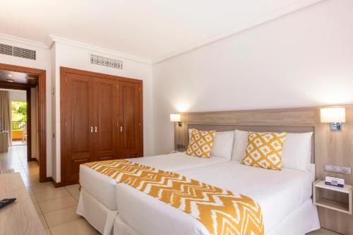 Suite con vistas al jardín del hotel Landmar Costa los Gigantes Family Resort. Foto 5