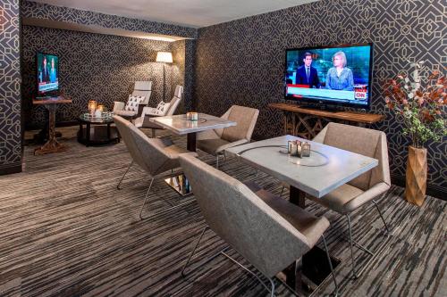 Habitación Doble con 2 camas dobles y acceso al Club Lounge - Accesible para personas con discapacidad auditiva / Planta alta del hotel Rochester Airport Marriott. Foto 4