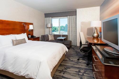 Habitación adaptada para personas con movilidad reducida - Cama grande del hotel Rochester Airport Marriott