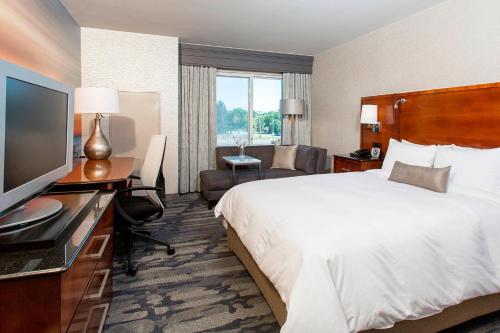 Habitación adaptada para personas con movilidad reducida - Cama grande del hotel Rochester Airport Marriott. Foto 1
