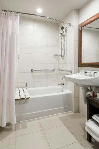 Habitación adaptada para personas con movilidad reducida - Cama grande del hotel Rochester Airport Marriott. Foto 2