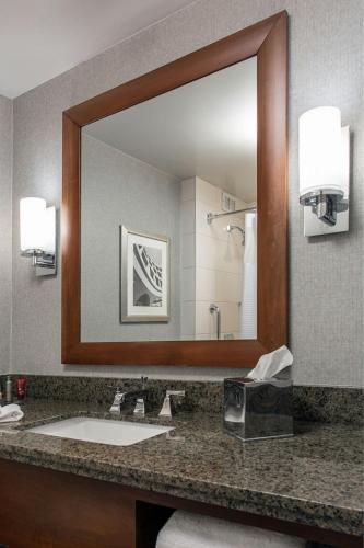 King Room with Club Lounge Access - Hearing Accessible/High Floor del hotel Rochester Airport Marriott. Foto 1