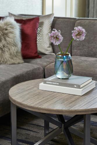 Habitación adaptada para personas con movilidad reducida - Cama grande del hotel Rochester Airport Marriott. Foto 4