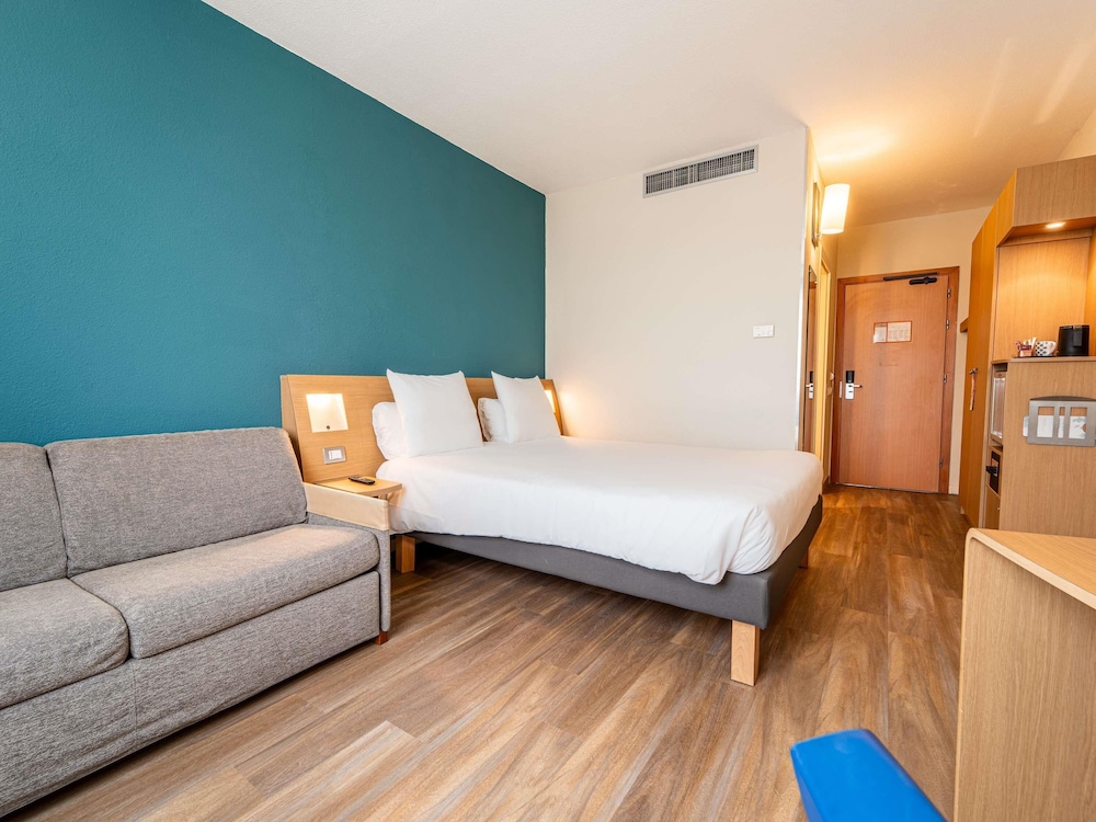Oficina ejecutiva con parquet del hotel Novotel Roma Est. Foto 12