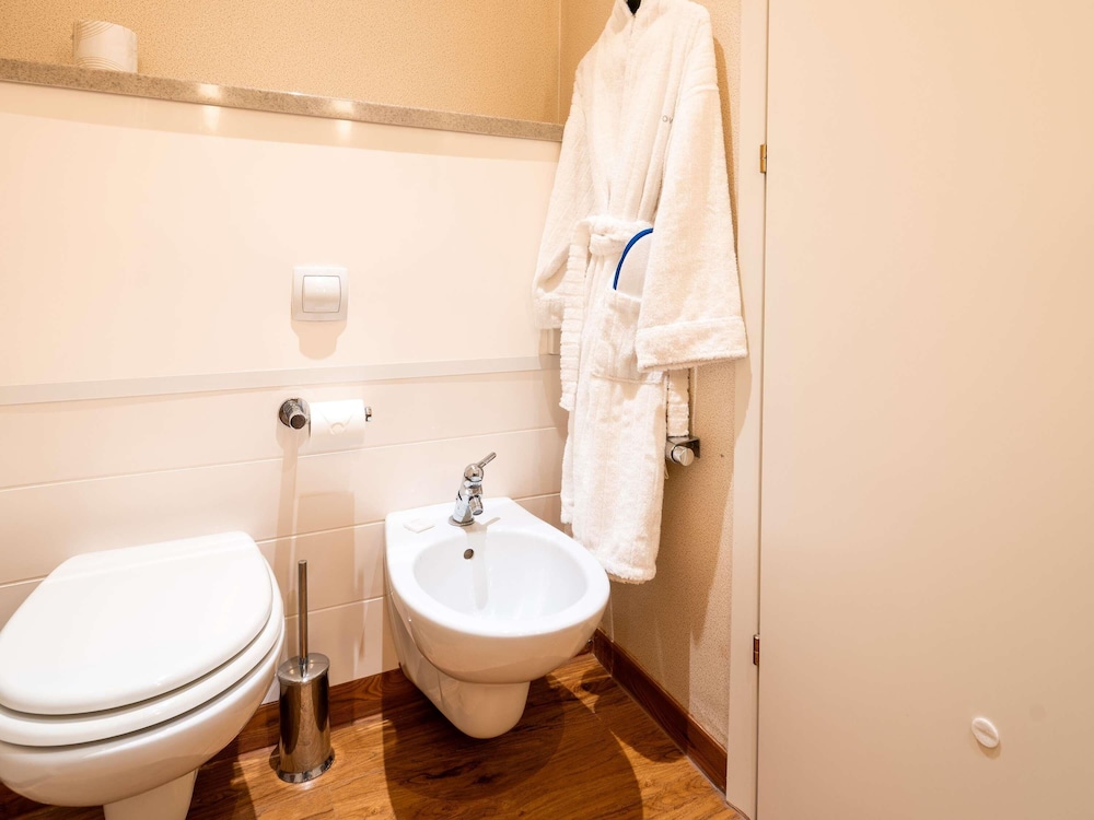 Oficina ejecutiva con parquet del hotel Novotel Roma Est. Foto 14