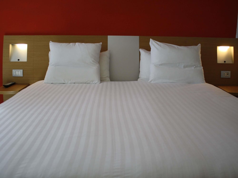 Habitación Superior con Dos Camas Individuales del hotel Novotel Roma Est. Foto 4