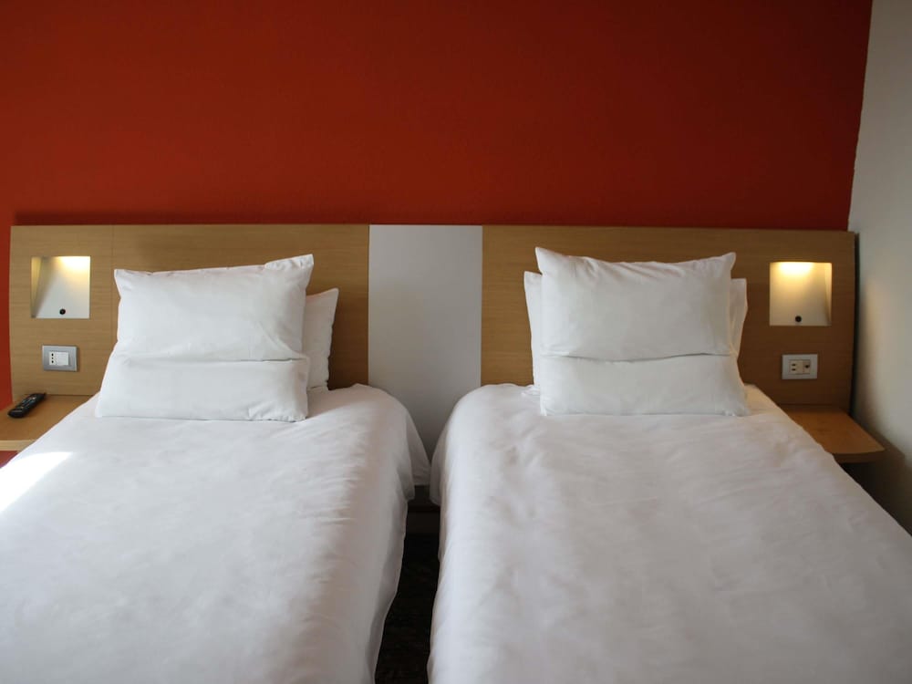 Habitación Superior con Dos Camas Individuales del hotel Novotel Roma Est. Foto 5