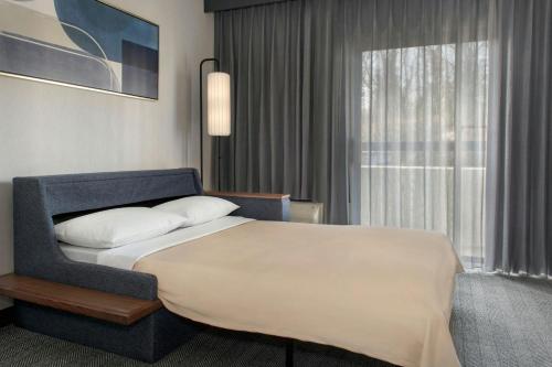 Habitación con cama extragrande y sofá cama del hotel Courtyard by Marriott Rye. Foto 3