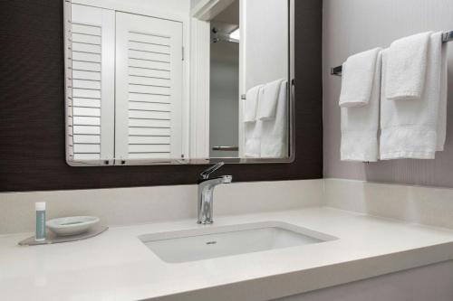 Habitación con cama extragrande y sofá cama del hotel Courtyard by Marriott Rye. Foto 4