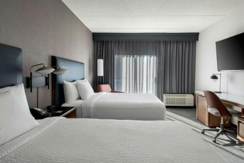 Habitación adaptada para personas con movilidad reducida con bañera adaptada - 2 camas grandes del hotel Courtyard by Marriott Rye. Foto 1