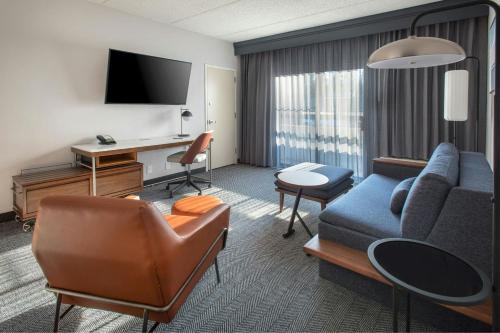 Suite con cama extragrande y sofá cama del hotel Courtyard by Marriott Rye. Foto 1