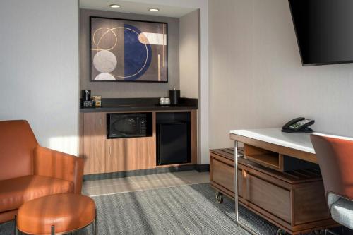 Suite con cama extragrande y sofá cama del hotel Courtyard by Marriott Rye. Foto 2