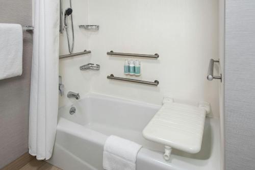 Suite con cama extragrande y sofá cama del hotel Courtyard by Marriott Rye. Foto 10