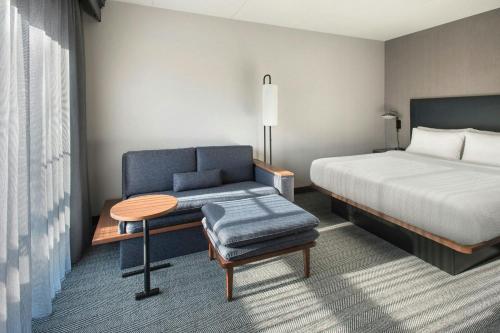 Habitación con cama extragrande y sofá cama del hotel Courtyard by Marriott Rye. Foto 1