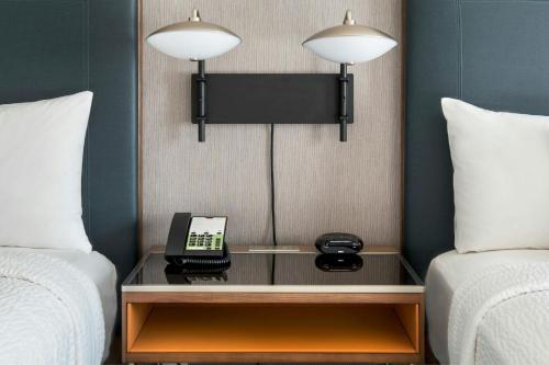 Habitación con 2 camas grandes del hotel Courtyard by Marriott Rye. Foto 3