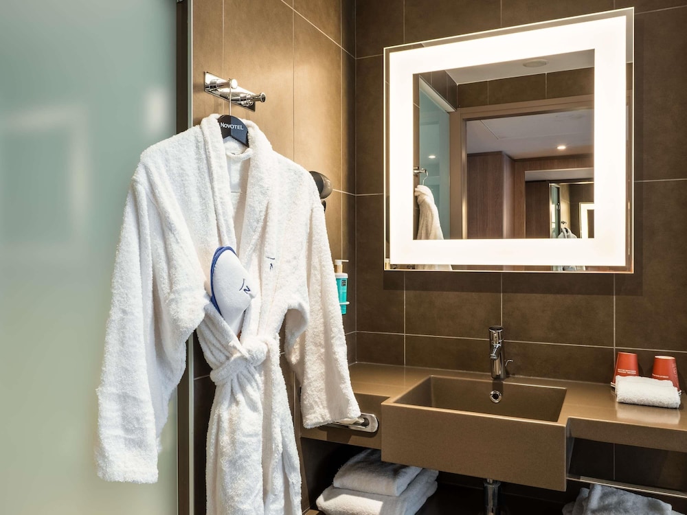 Habitación triple ejecutiva, 1 cama de matrimonio con sofá cama del hotel Novotel Paris Gare de Lyon. Foto 4