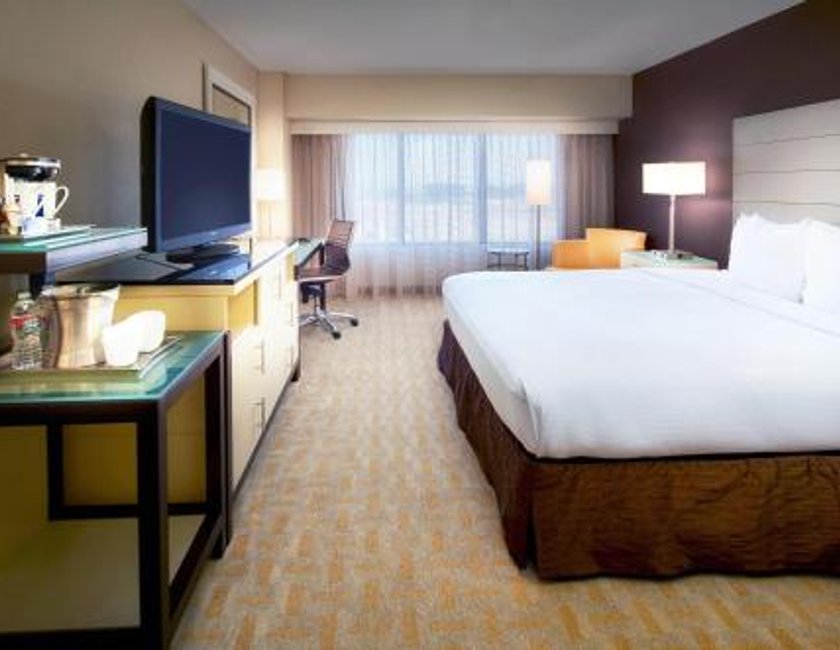 Habitación con cama extragrande del hotel Hilton Los Angeles Airport. Foto 1