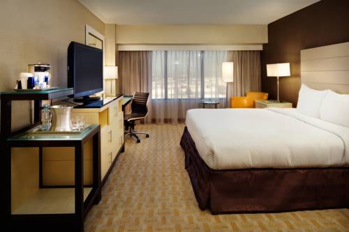 Habitación adaptada para personas con discapacidad/discapacidad auditiva y equipada con bañera - Cama extragrande del hotel Hilton Los Angeles Airport