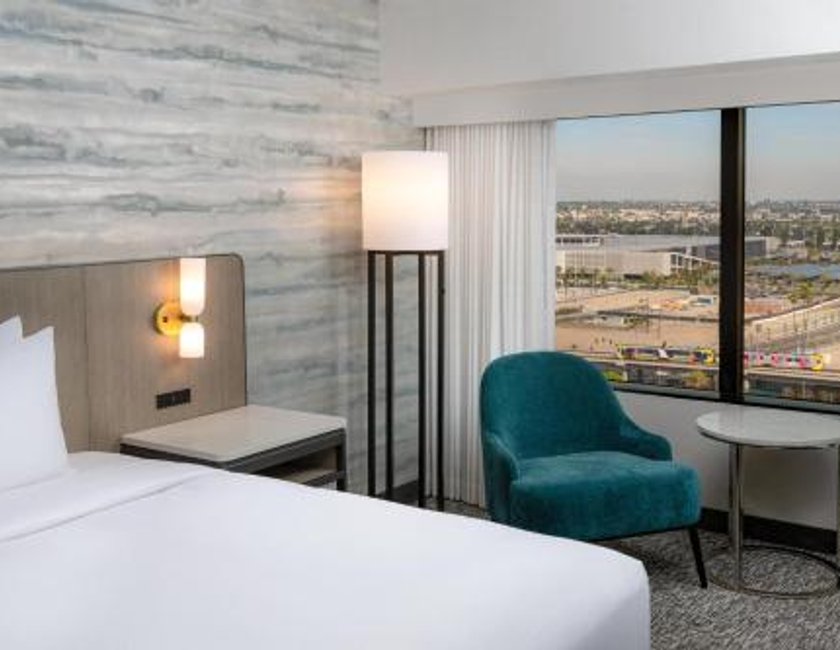 Habitación Superior con 1 cama extragrande y bañera adaptada para personas de movilidad reducida/con discapacidad auditiva del hotel Hilton Los Angeles Airport. Foto 4