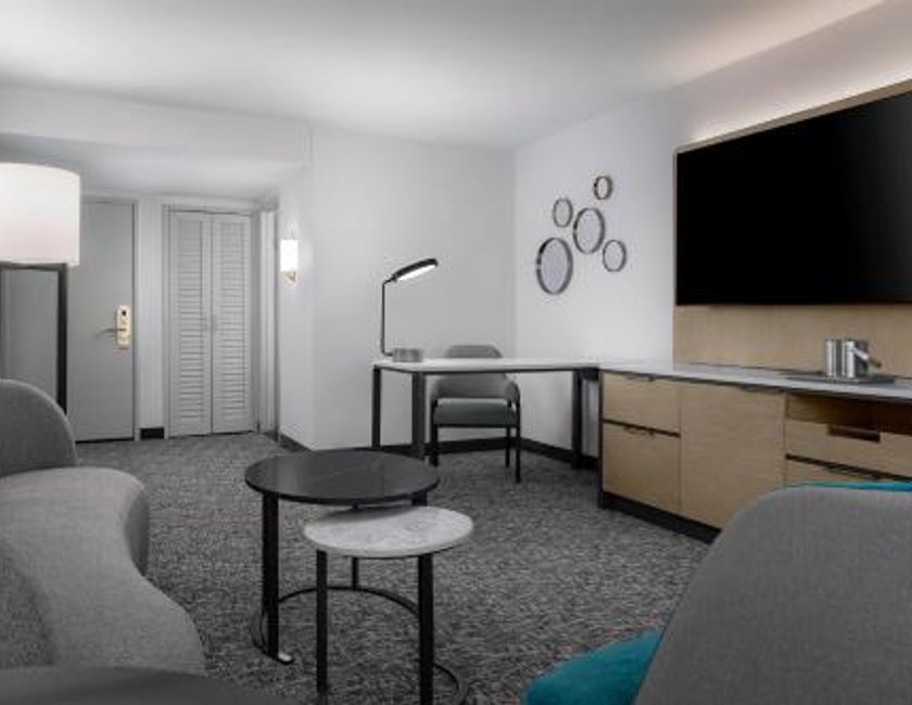 Suite Superior con un dormitorio y cama extragrande del hotel Hilton Los Angeles Airport. Foto 1