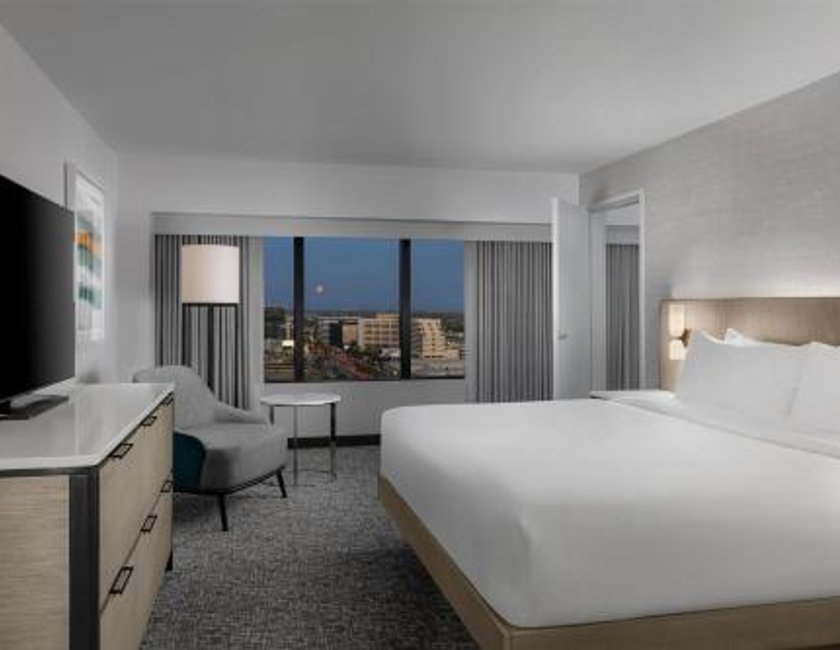 Suite Superior con un dormitorio y cama extragrande del hotel Hilton Los Angeles Airport. Foto 3