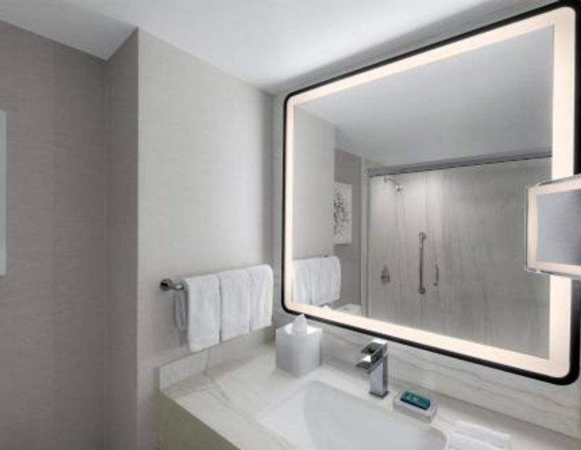 Suite Superior con un dormitorio y cama extragrande del hotel Hilton Los Angeles Airport. Foto 4