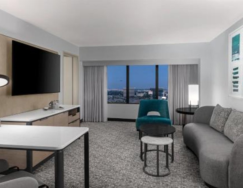 Suite superior con cama extragrande - Adaptada para personas con discapacidad auditiva del hotel Hilton Los Angeles Airport. Foto 2