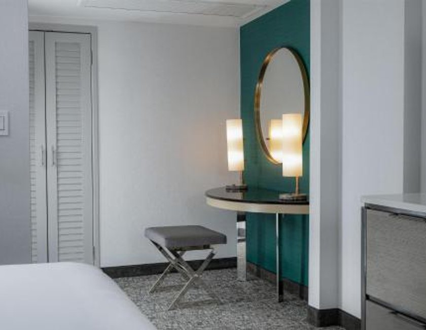 Suite superior con cama extragrande - Adaptada para personas con discapacidad auditiva del hotel Hilton Los Angeles Airport. Foto 5