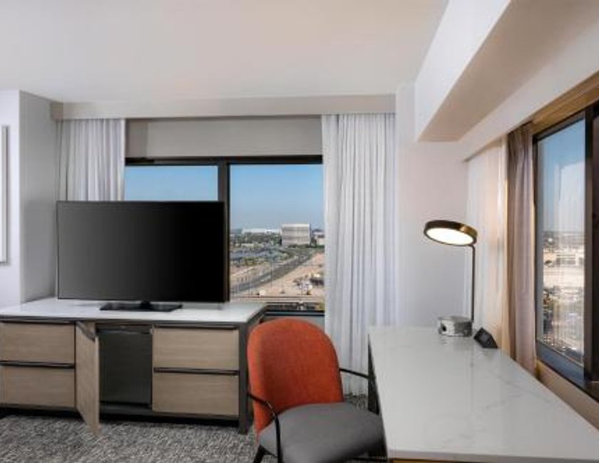 Habitación Esquinera con cama extragrande del hotel Hilton Los Angeles Airport. Foto 3