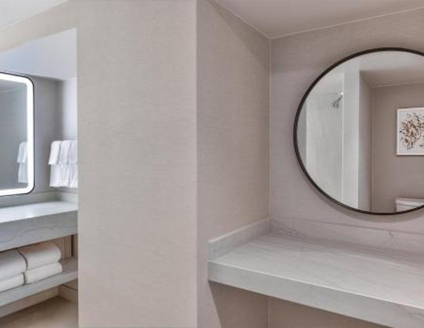 Habitación esquinera con cama extragrande - Adaptada para personas con discapacidad auditiva del hotel Hilton Los Angeles Airport. Foto 2